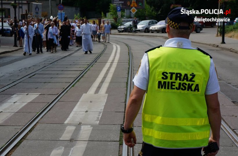 Mundurowi dbali o bezpieczeństwo podczas procesji Bożego Ciała