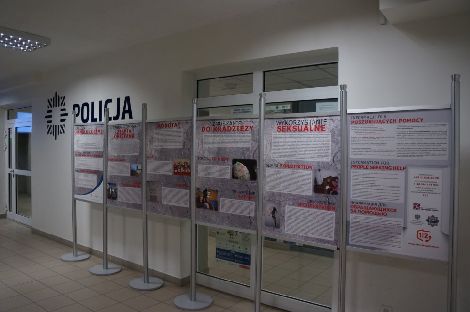 W chorzowskiej komendzie można zobaczyć mobilną wystawę poświęconą handlowi ludźmi