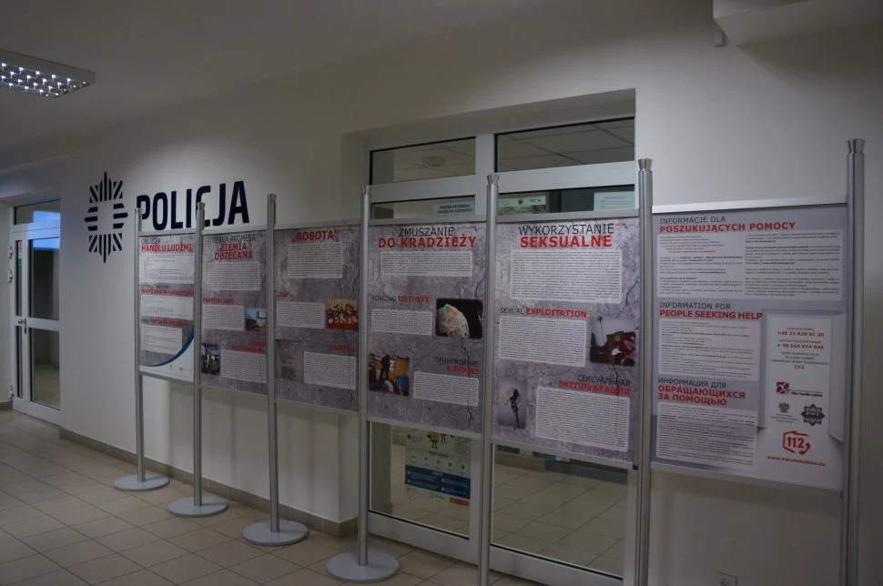 W chorzowskiej komendzie można zobaczyć mobilną wystawę poświęconą handlowi ludźmi
