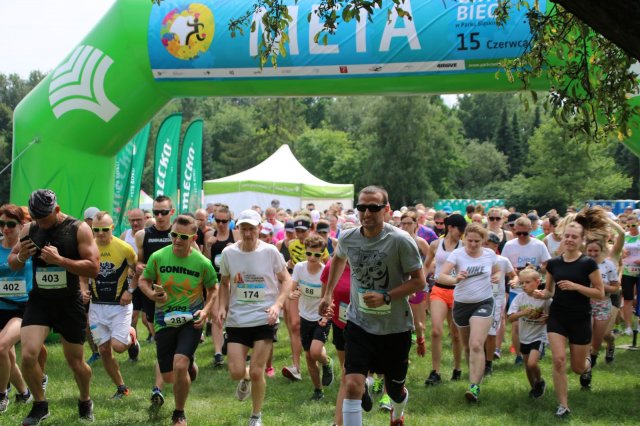 Panny młode, superbohaterki i inni znów pobiegli w kolorowym Gryfnym Biegu [ZDJĘCIA]