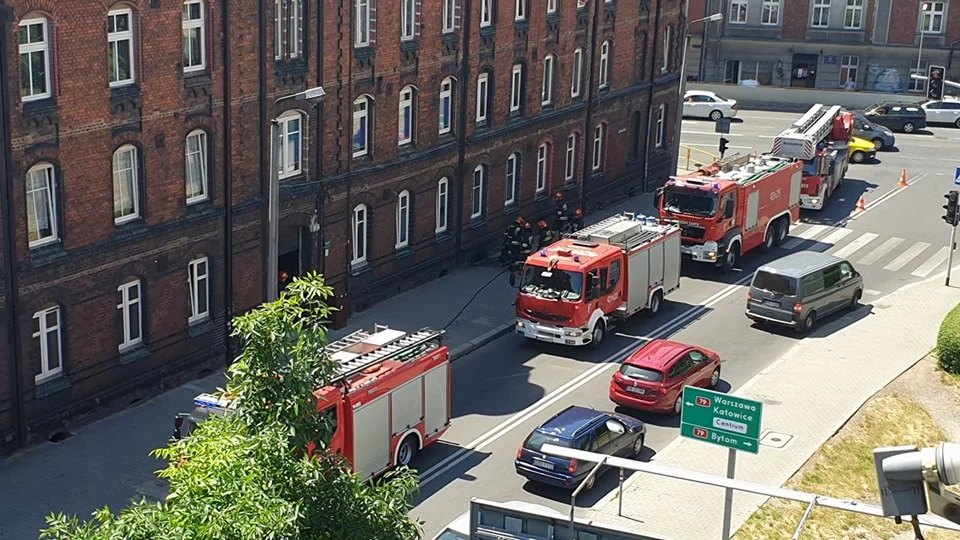Pożar na ulicy Stabika w Chorzowie - ktoś wrzucił niedopałek papierosa do piwnicy