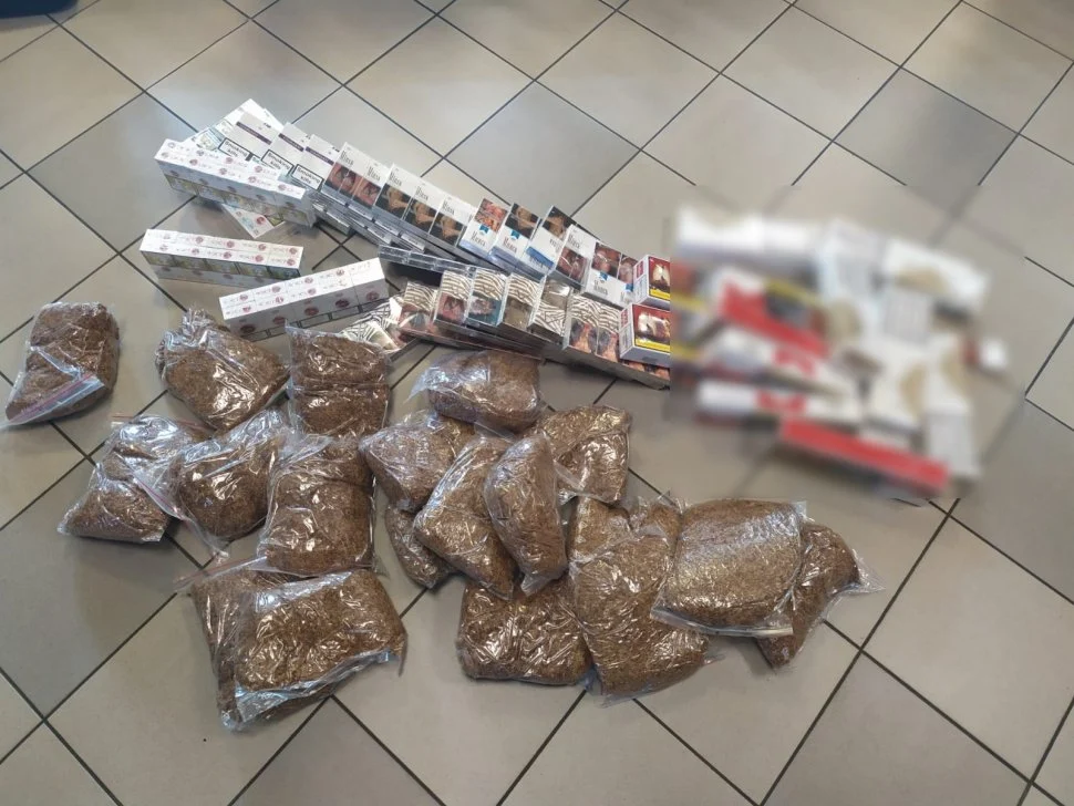 Podczas kontroli na targowisku policjanci zabezpieczyli nielegalny tytoń i papierosy