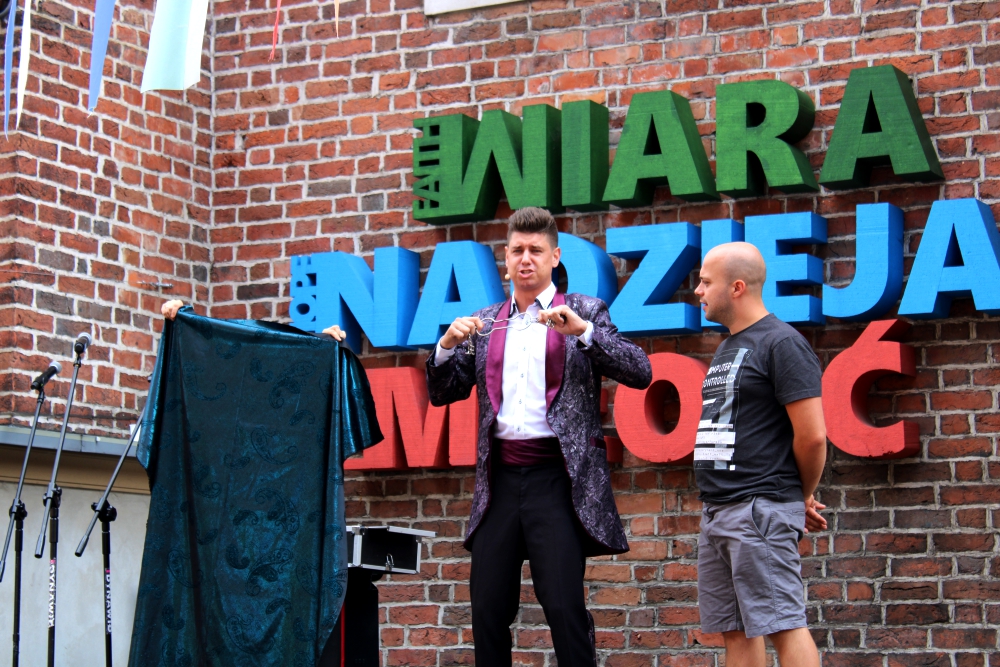 Dochód z imprezy KABAryjTON dla iluzjonisty Tomasza Kabisa