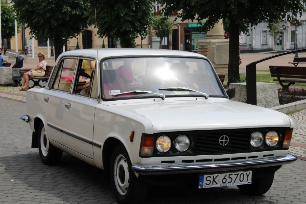 klasyczne samochody przejechały przez Żory 53