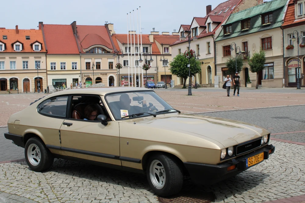 klasyczne samochody przejechały przez Żory 54