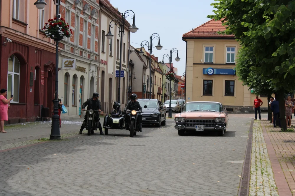 klasyczne samochody przejechały przez Żory 57