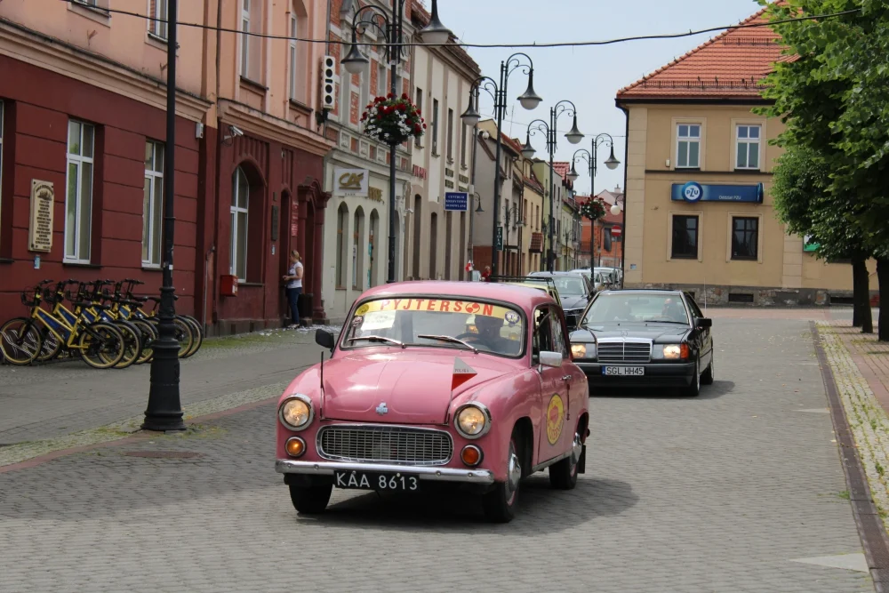 klasyczne samochody przejechały przez Żory 60