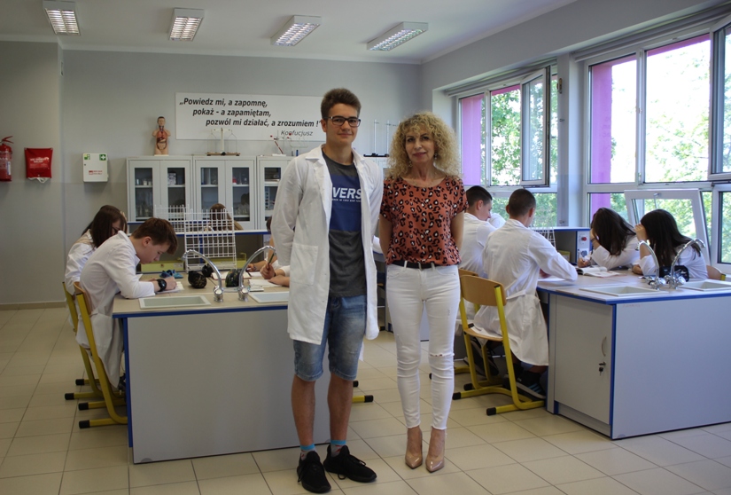 W nowoczesnej pracowni szkolą mistrzów chemii i biologii