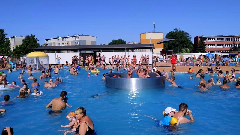 Basen letni w Nowym Bytomiu przeżywa prawdziwe oblężenie