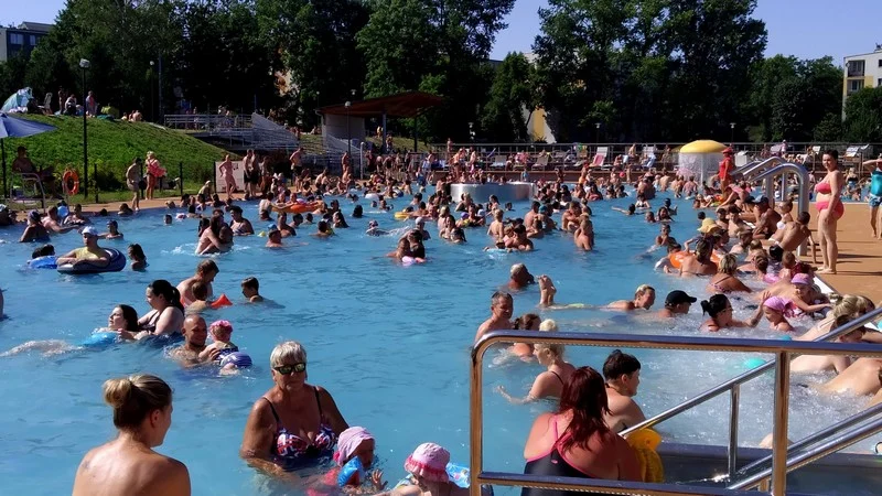 Basen letni w Nowym Bytomiu przeżywa prawdziwe oblężenie