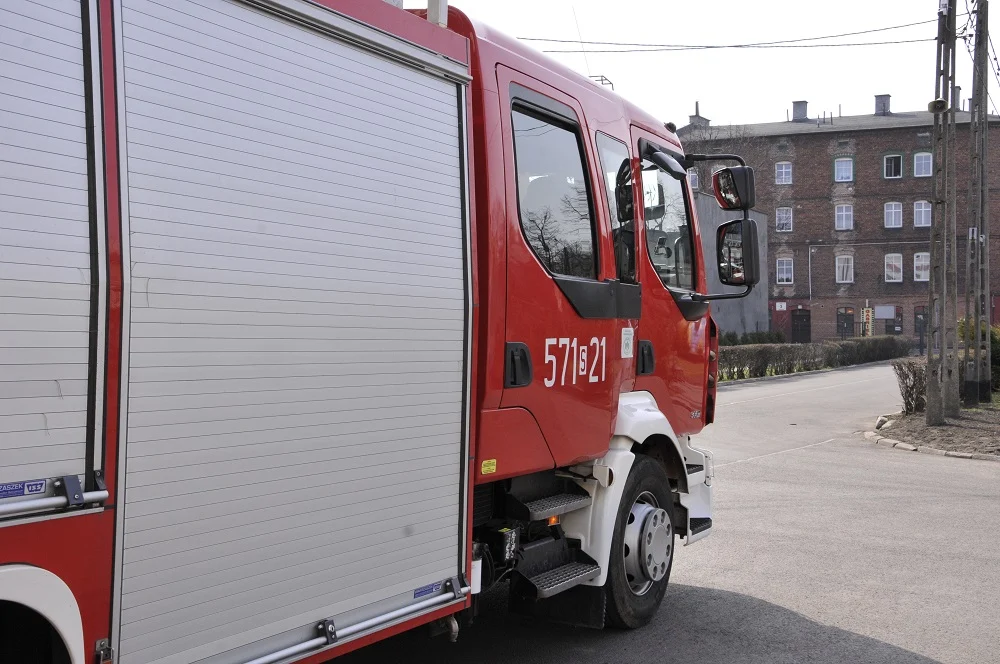 Utrudnienia w ruchu na ulicy Chorzowskiej. Nad drogą pochylone jest drzewo
