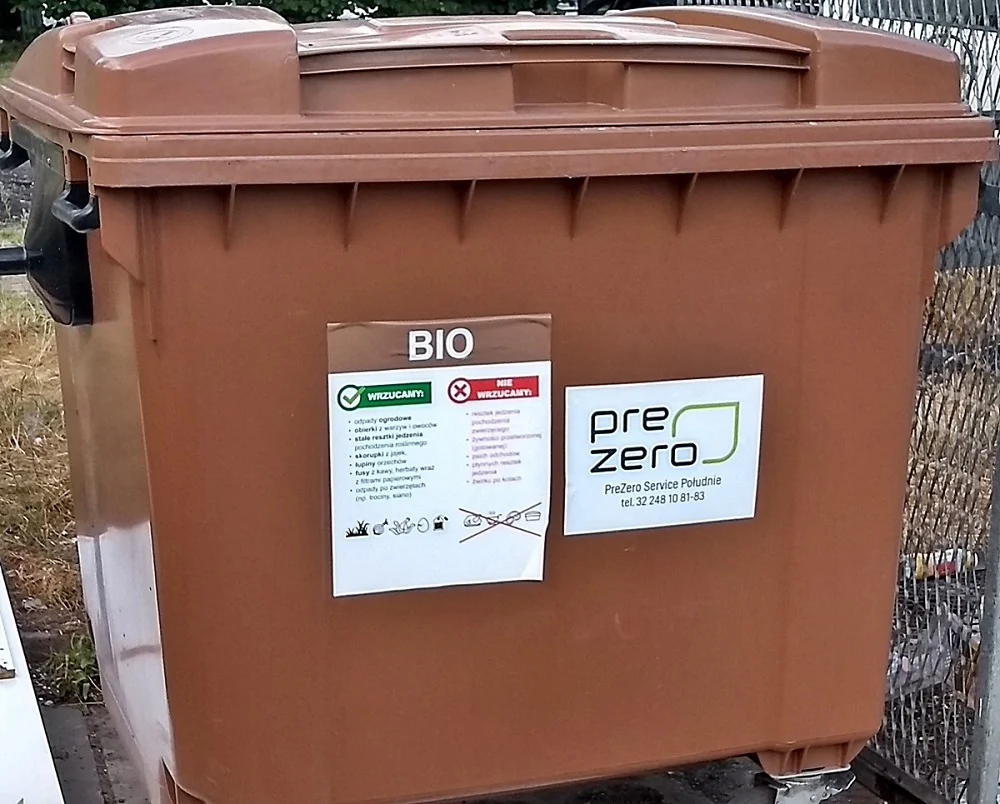 Przy budynkach wielorodzinnych pojawiły się pojemniki na odpady ulegające biodegradacji