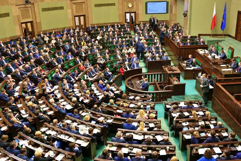Sejm uchwalił prezydencką ustawę frankową. Projekt został okrojony przez PiS