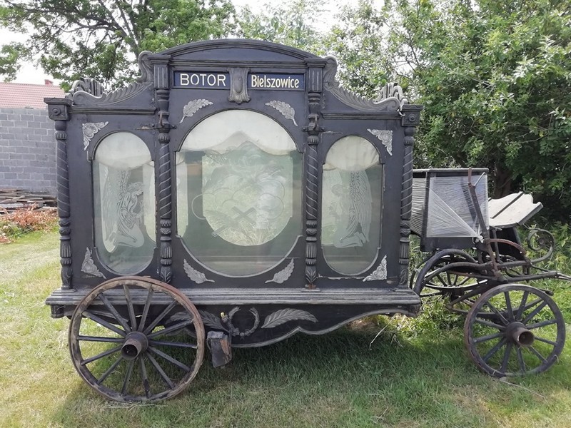 Karawan konny firmy Botor wystawiono na sprzedaż. Zdjęcie pojazdu robi furorę w sieci