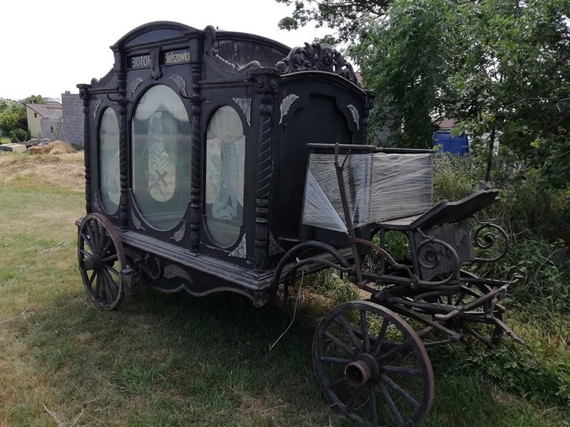 Karawan konny firmy Botor wystawiono na sprzedaż. Zdjęcie pojazdu robi furorę w sieci