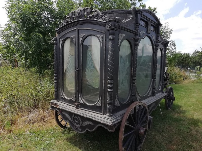 Karawan konny firmy Botor wystawiono na sprzedaż. Zdjęcie pojazdu robi furorę w sieci