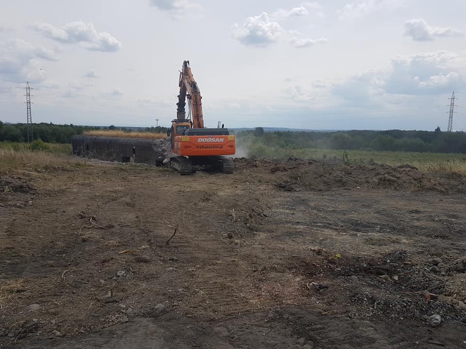 Punkt Oporu Radoszowy padł. Koparki niszczą schrony nr 81 i 82