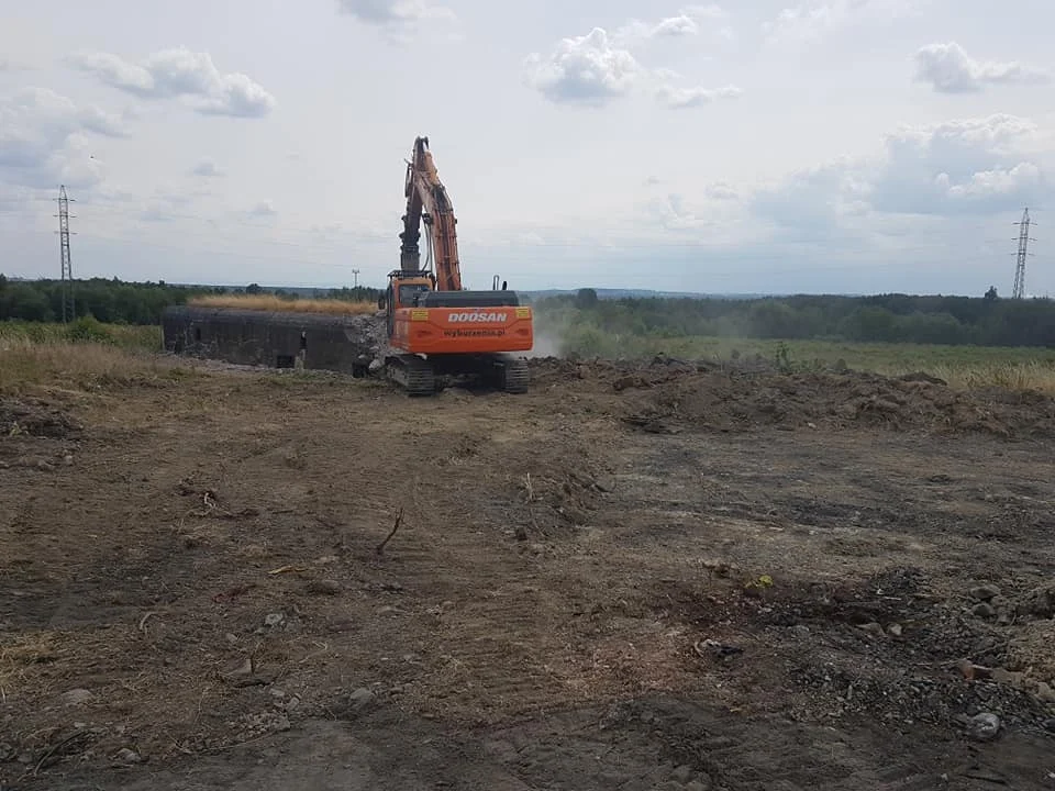 Punkt Oporu Radoszowy padł. Koparki niszczą schrony nr 81 i 82