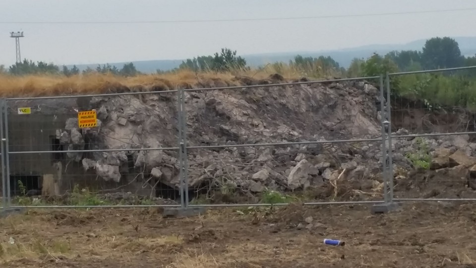 Punkt Oporu Radoszowy padł. Koparki niszczą schrony nr 81 i 82