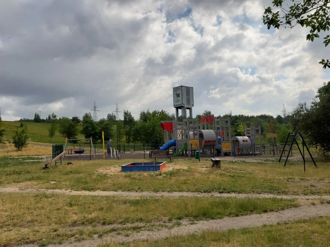 Plac zabaw przy hałdzie ponownie zniszczony - czy na wandali nie ma rady? [ZDJĘCIA]