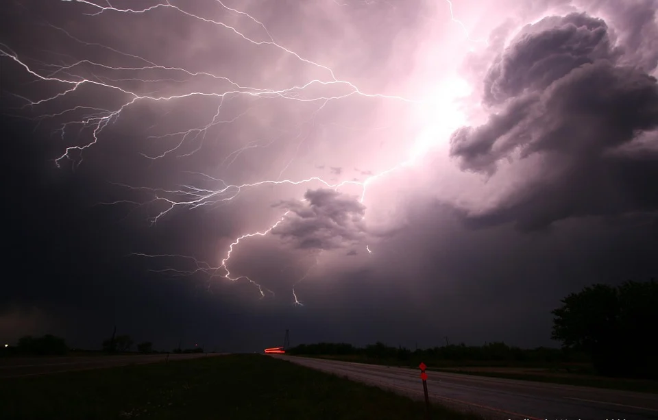 Alarm pogodowy II stopnia! W całym regionie możliwe silne wiatry, burze i opady gradu!