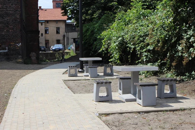 Kompleksowa rewitalizacja kolejnych dwóch rudzkich podwórek dobiegła końca