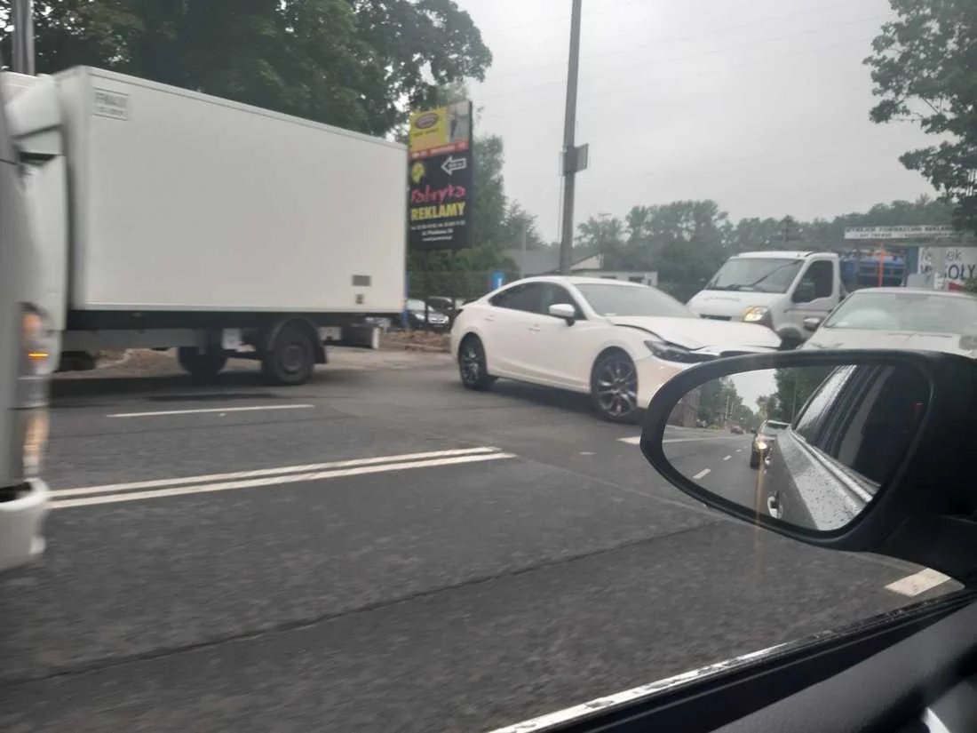 Wypadek na 1 Maja w kierunku Halemby przed przejazdem kolejowym - tworzą się korki