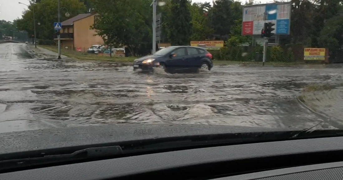 Uwaga kierowcy! Ulewy znów nad Śląskiem - ulice ponownie zamieniają się w strumienie