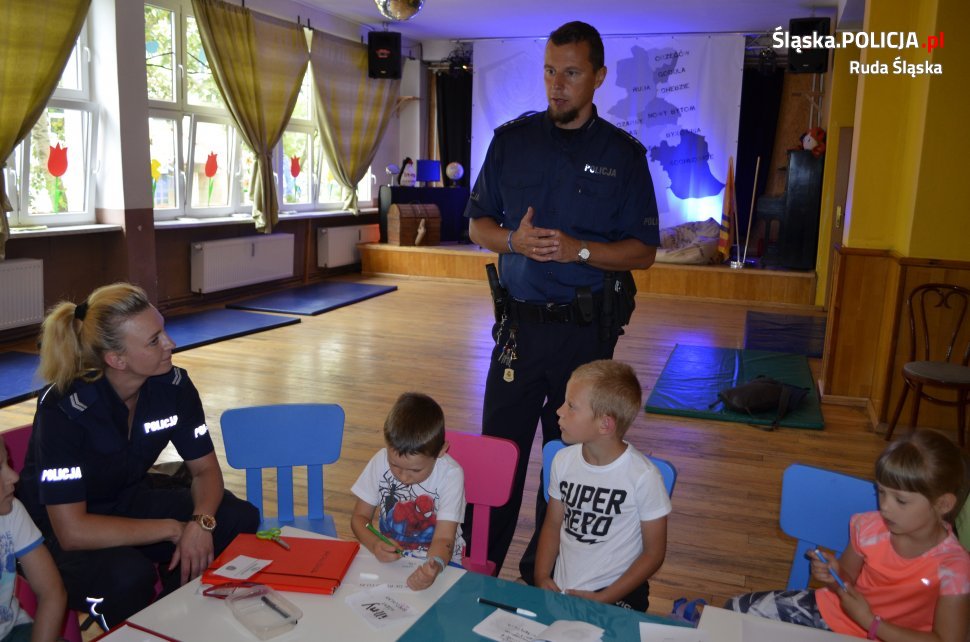 Rudzcy policjanci towarzyszyli dzieciom w trakcie półkolonii