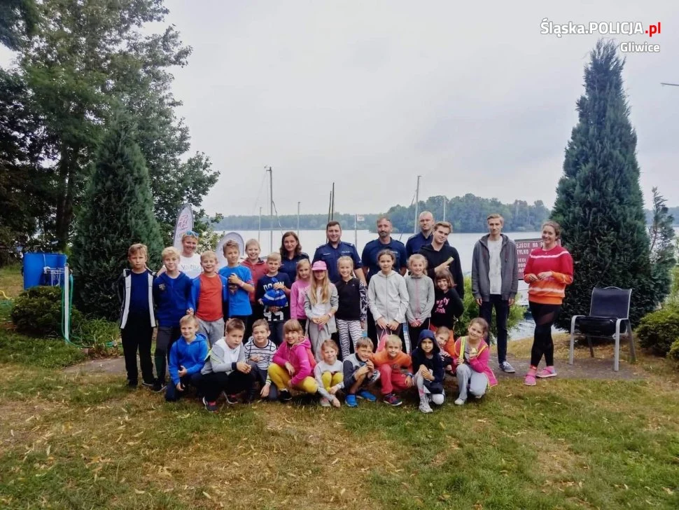 Policjanci z wizytą na koloniach nad jeziorem Dzierżno Małe