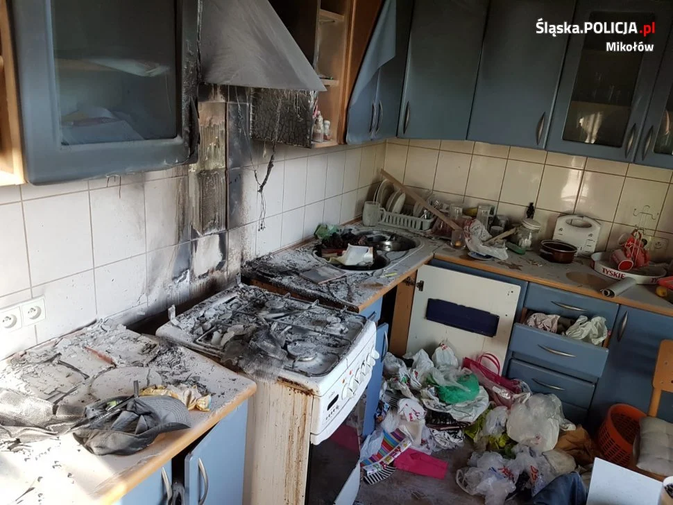 Policjanci uratowali z pożaru mężczyznę oraz królika jego córki