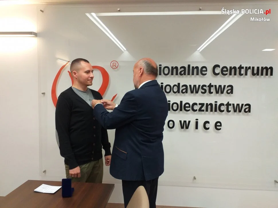Policjant łaziskiej patrolówki zasłużonym dla zdrowia narodu