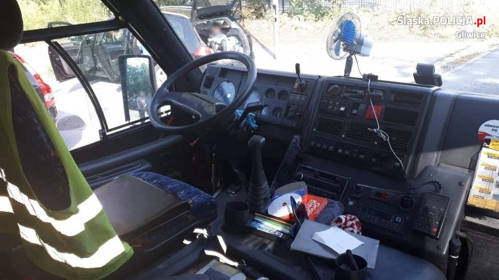 Niesprawny technicznie autobus miał zawieść dzieci na kolonie. W porę zareagowali rodzice