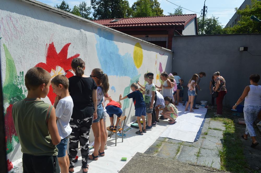 Folkowe podróże malowane na murze - "gorąca" atmosfera podczas malowania muralu