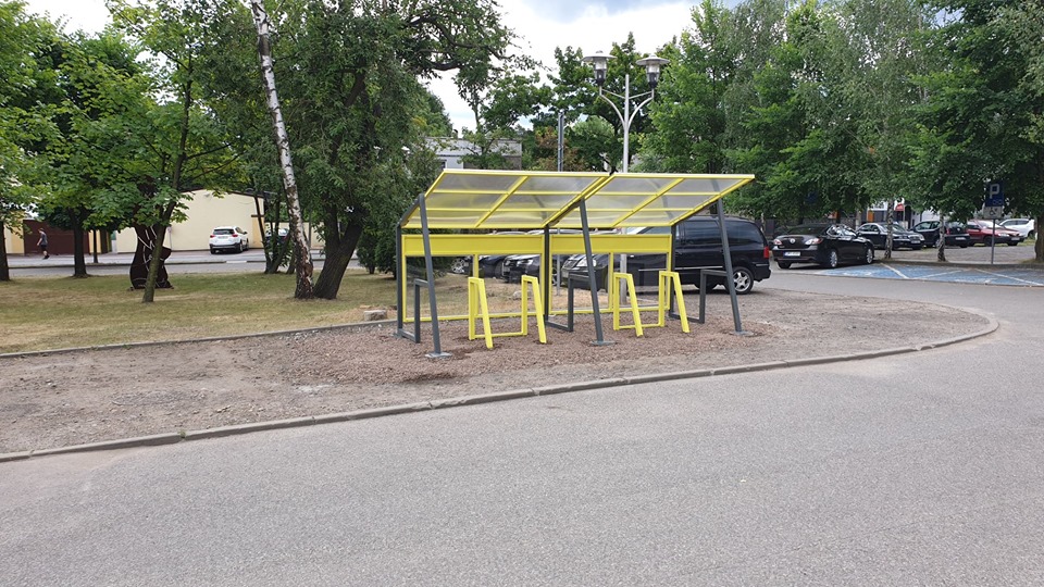 Przed Starostwem Powiatowym stanęła wiata dla rowerów