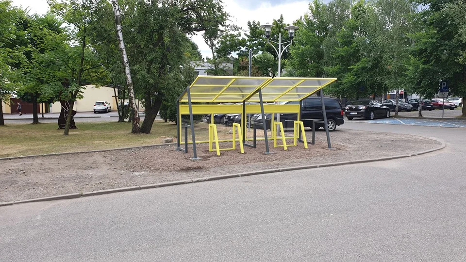 Przed Starostwem Powiatowym stanęła wiata dla rowerów