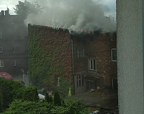 Pożar na ul. Bluszcza. Płonie kamienica, w której znajduje się lodziarnia Rurański