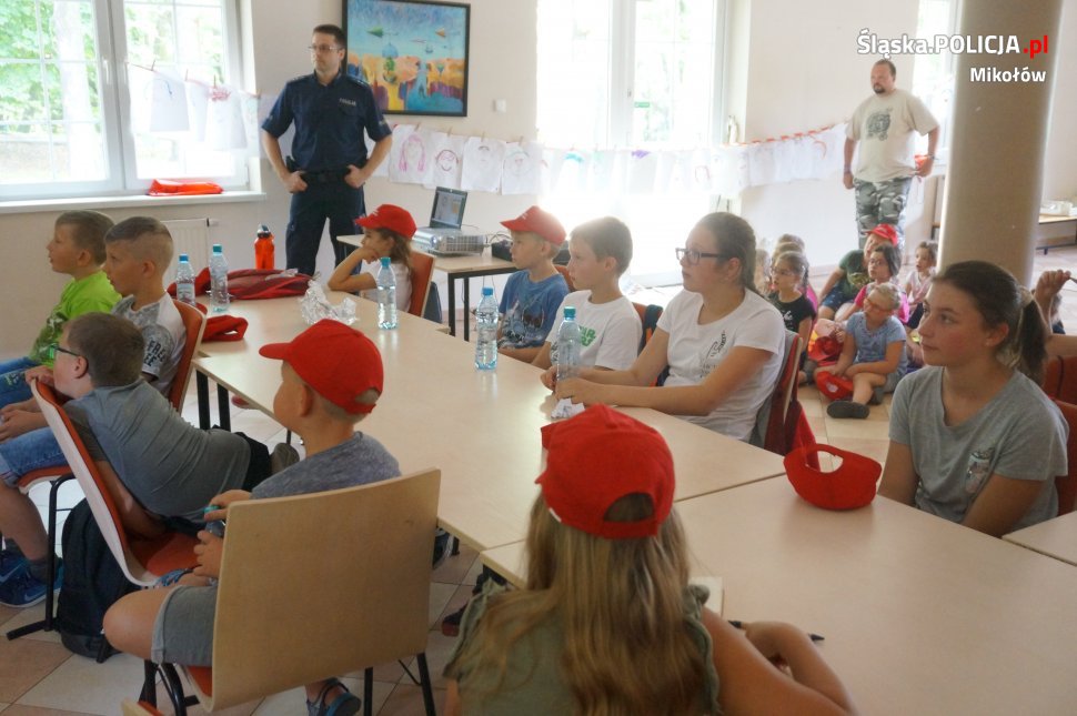 "Kręci mnie bezpieczeństwo nad wodą..." - policjanci na półkoloniach u ZHP