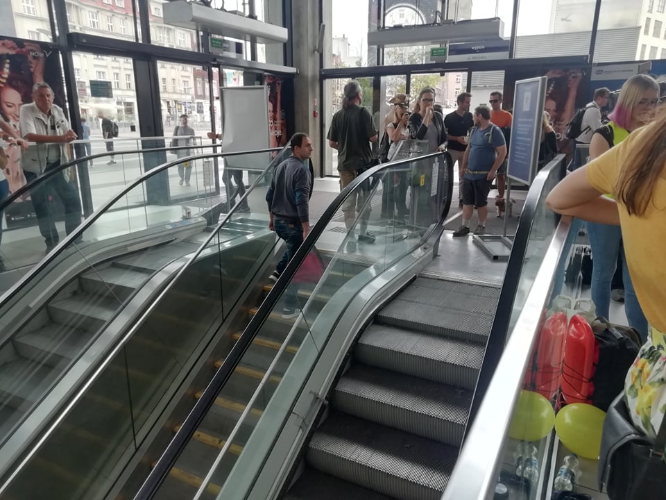 Najdziwniejsze urodziny wszech czasów, czyli 2. rocznica zepsutych schodów na dworcu