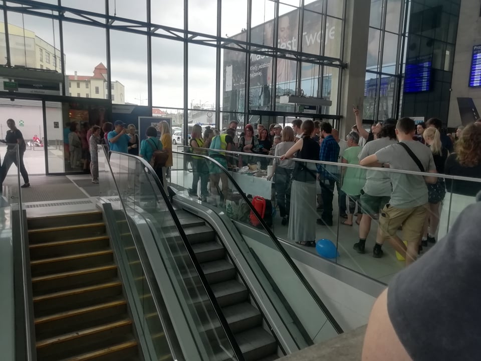 Najdziwniejsze urodziny wszech czasów, czyli 2. rocznica zepsutych schodów na dworcu