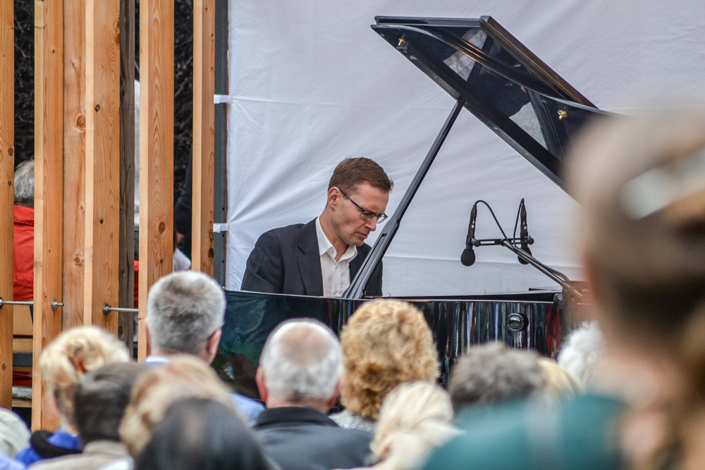 Pierwszy koncert w ramach Piano Tężnia za nami - tłum w Parku Zadole