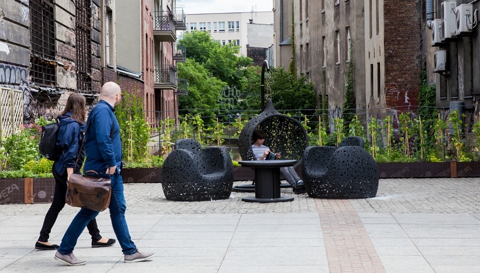 Ogródek kieszonkowy z meblami z lawy znów na katowickim rynku