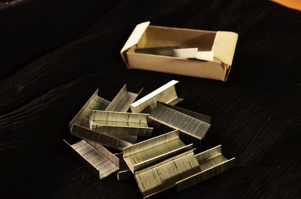 Zszywacze pneumatyczne i tapicerskie - rodzaje i zastosowanie