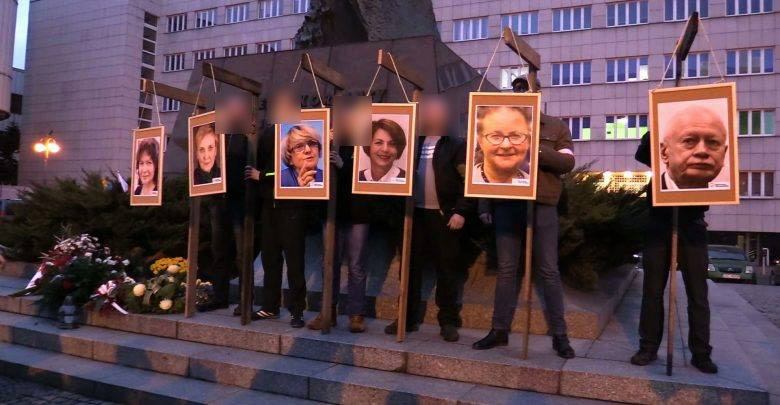 Powiesili zdjęcia europosłów na szubienicach. Do tej pory nikt ze sprawców nie ma zarzutów