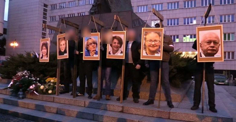 Powiesili zdjęcia europosłów na szubienicach. Do tej pory nikt ze sprawców nie ma zarzutów