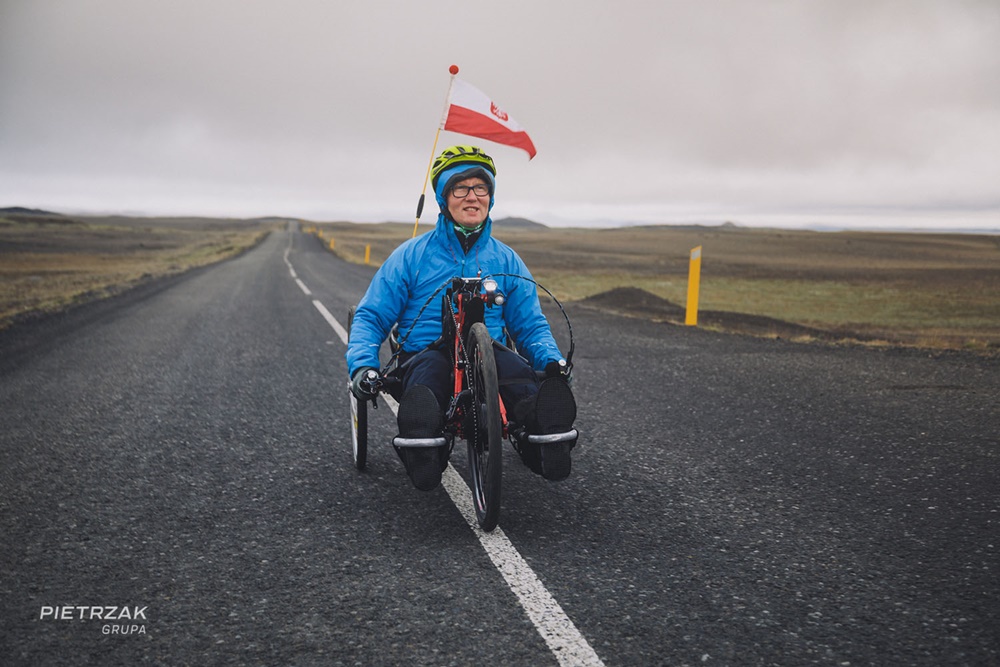 Niepełnosprawny mieszkaniec Katowic na handbike'u pokonuje kolejne kilometry w Islandii