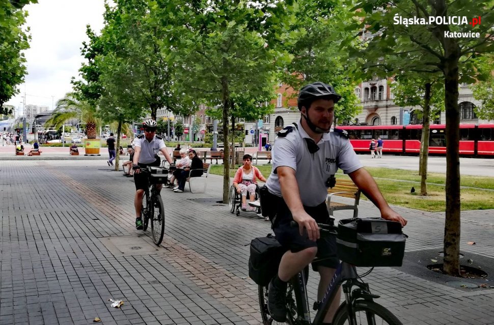 Bezpieczne wakacje pod czujnym okiem mundurowych na rowerach