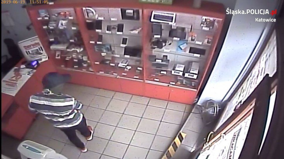 Napad na lombard. Sprawcy grozili pracownikowi nożem i miotaczem gazu