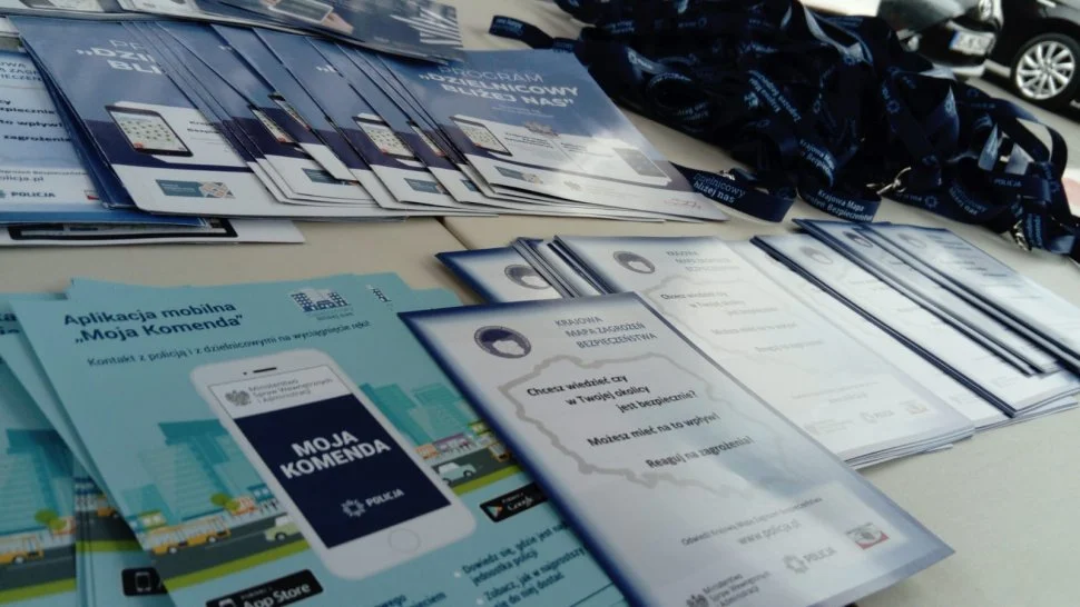 Mundurowi promowali Krajową Mapę Zagrożeń Bezpieczeństwa i aplikację "Moja Komenda"