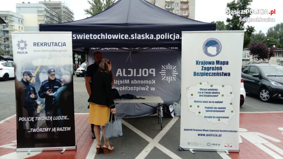 Mundurowi promowali Krajową Mapę Zagrożeń Bezpieczeństwa i aplikację "Moja Komenda"